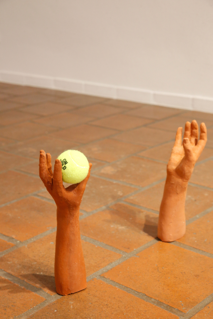 Strobel johanna on hold on arme tennisball gregor hildebrandt